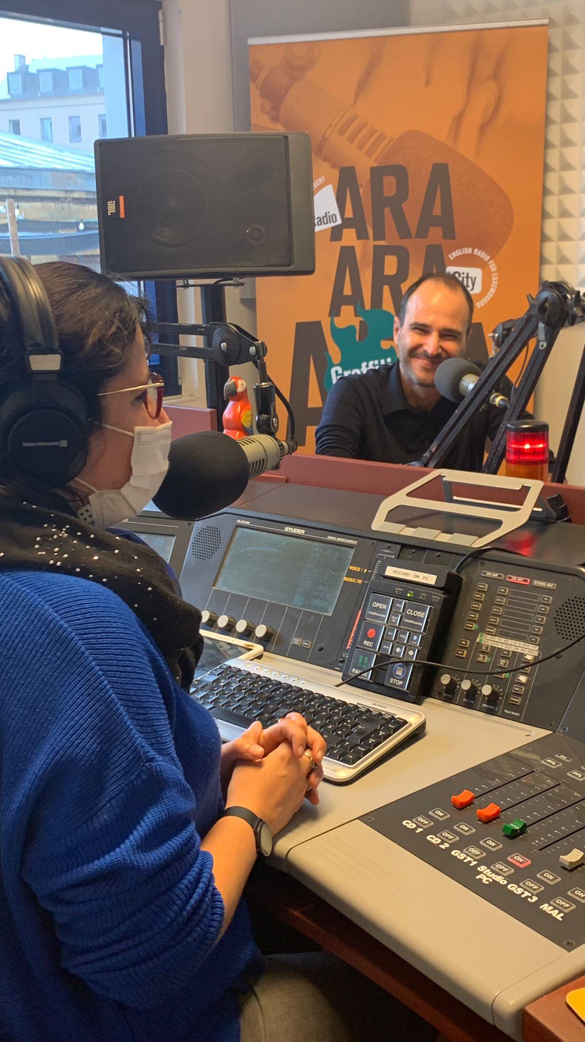 Dr Christou dans le studio de Radio ARA. Octobre 2021. 