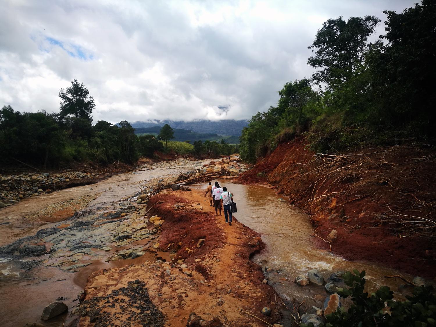 An MSF team heads to a village cut off by damage caused by Cylone Idai in Chimanimani to assess health needs and distribute medicines to clinics and village health workers. Zimbabwe, March 2019. 