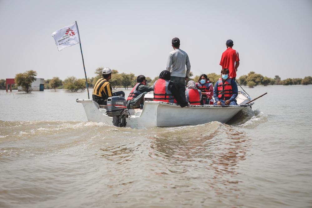L'équipe d'intervention d'urgence de MSF se déplace en bateau pour atteindre un village de la ville de Johi qui est toujours coupé par les eaux. 