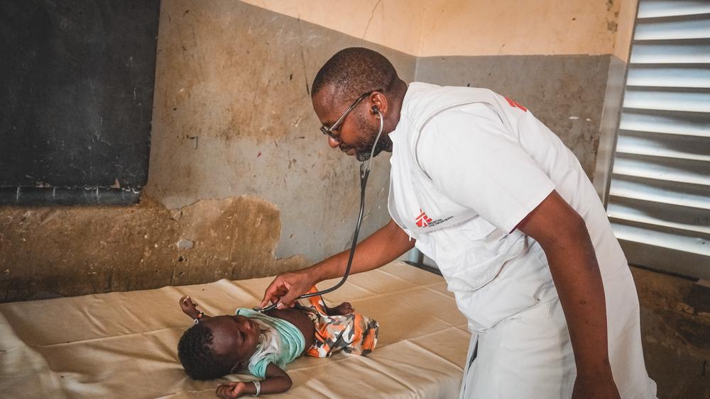 Le docteur Baricomo Karambé, médecin clinicien, est en pleine consultation avec un enfant déplacé. Mali, juillet, 2024 © Aichata Diakité/MSF