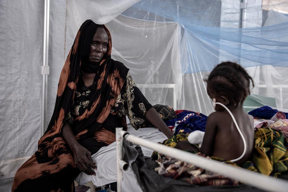 Une mère et son enfant au centre de nutrition thérapeutique pour enfants mal nourris de l’hôpital MSF de Metche, dans l’est du Tchad, le 7 août 2024. Le camp de Metche accueille environ 40 000 réfugiés soudanais qui ont fui les violences au Darfour. Finbarr O’Reilly/VII Photo.