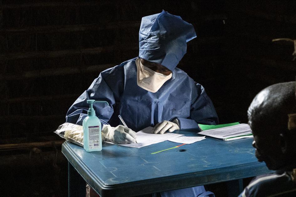 Dr Tathy Modjaka, médecin MSF, reçoit en consultation des patients dans le centre de santé de Bobua, après un triage permettant d’écarter d’éventuels cas suspects Ebola. Bobua. 