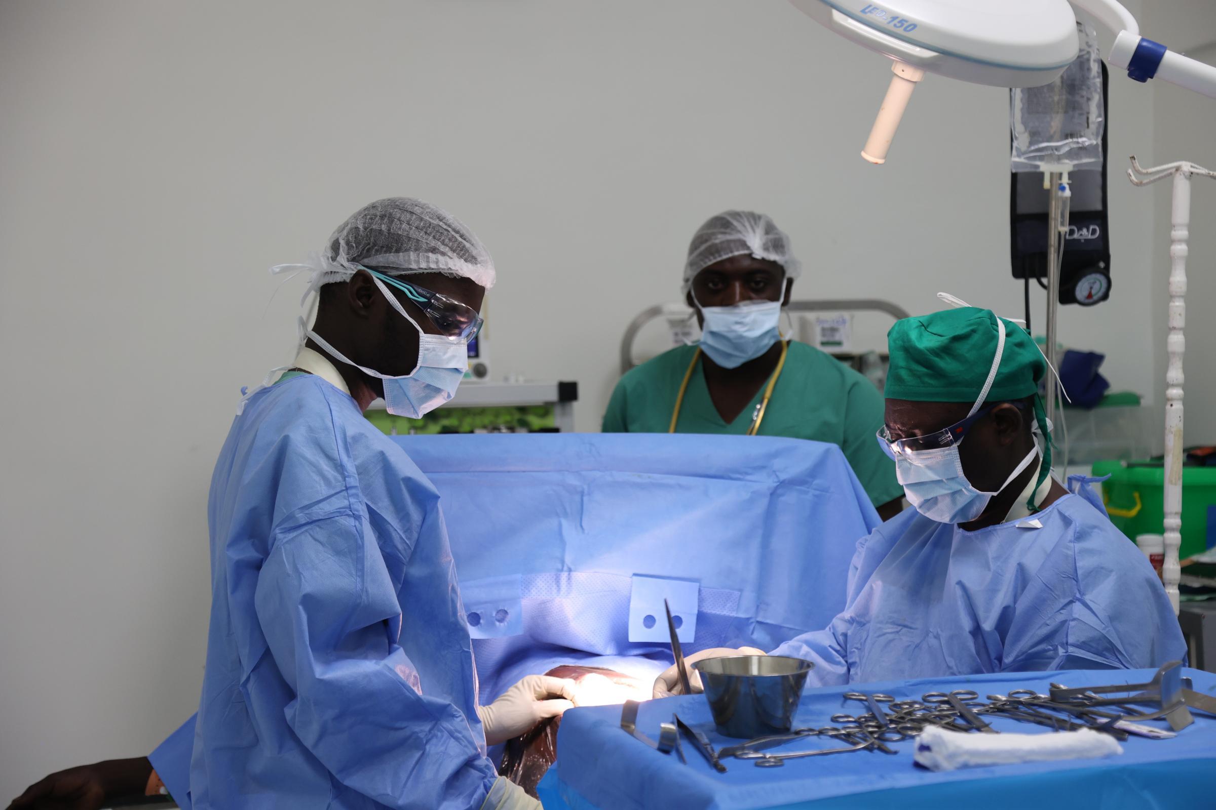 Le Dr Josaphat Paluku, chirurgien MSF, effectue une intervention chirurgicale avec son équipe dans la salle d'opération de l'hôpital du district de Mora, réhabilité par MSF