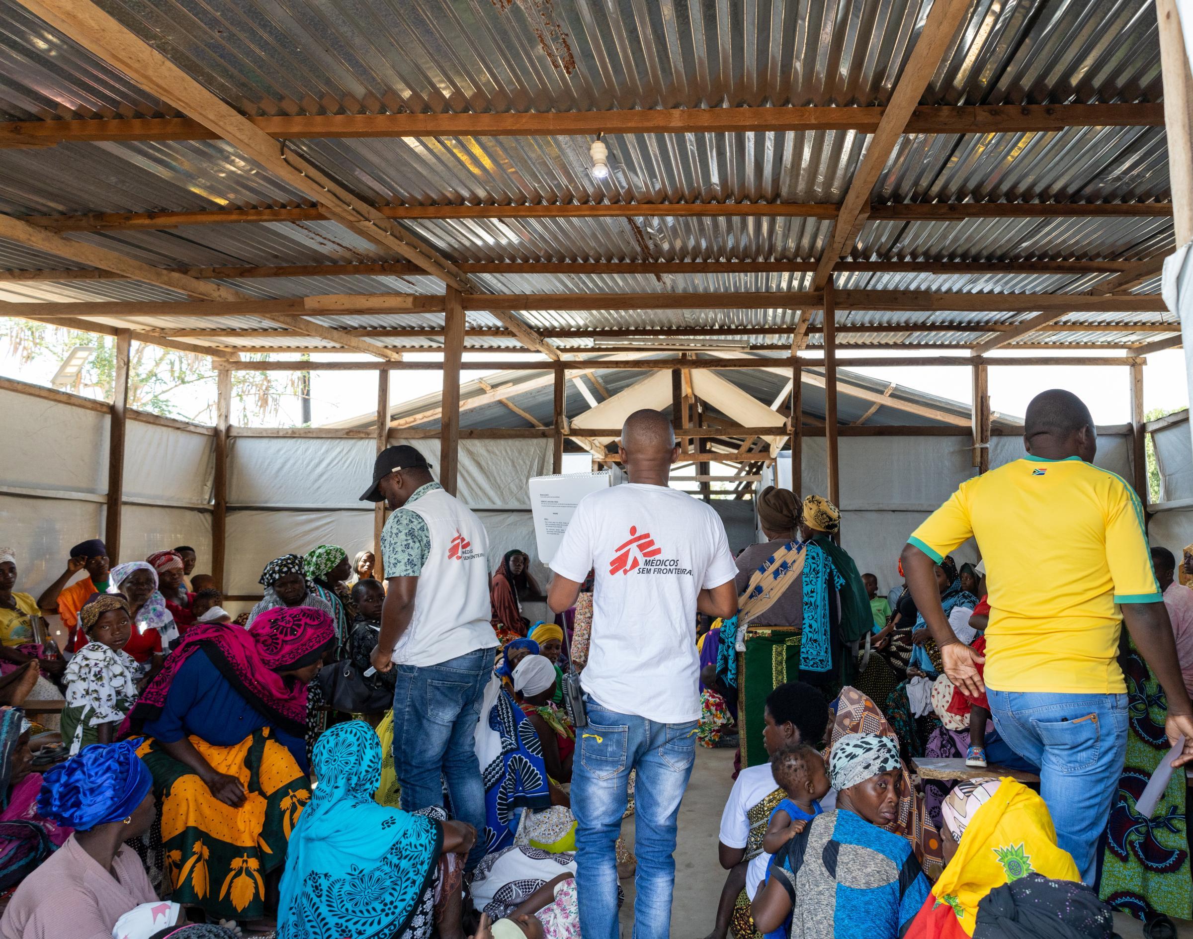 Au centre de santé de Nanduadua, l'équipe de promotion de la santé de MSF partage des informations sur la prévention des maladies avec les patients dans la salle d'attente.