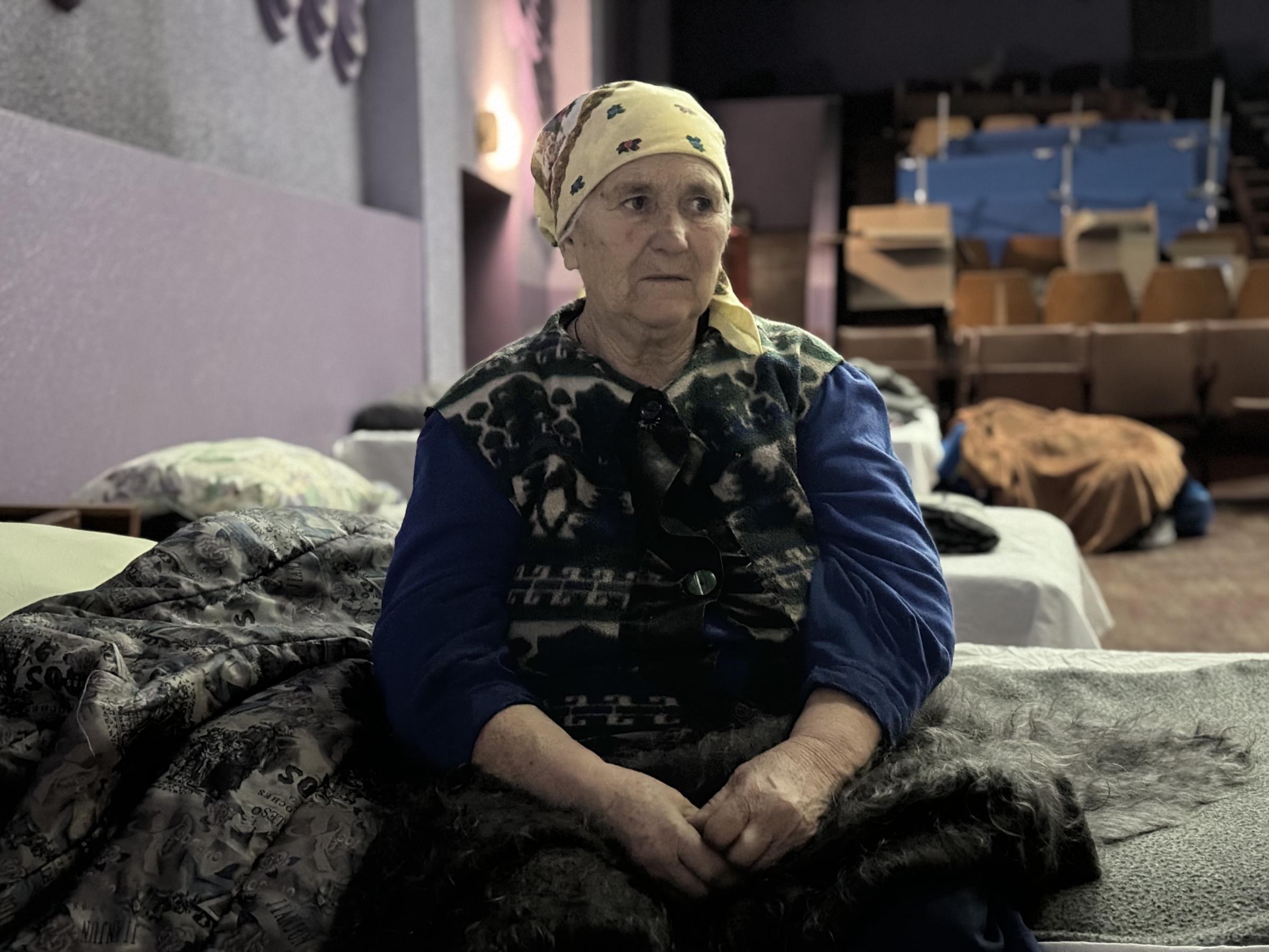 Yelyzaveta, 83 ans, est arrivée au centre de transit depuis un village près de Kurakhove.