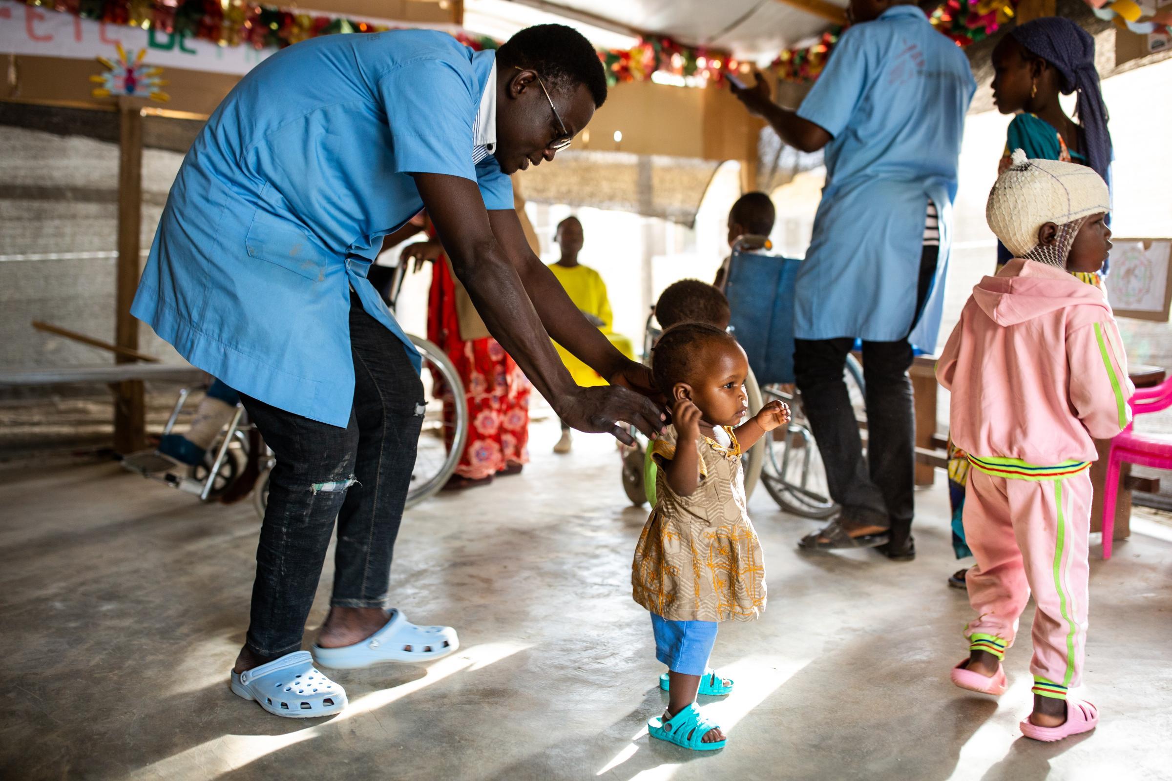 Activité de psychostimulation organisée par MSF pour les enfants séjournant à l'Hôpital Général de Maroua au Cameroun.