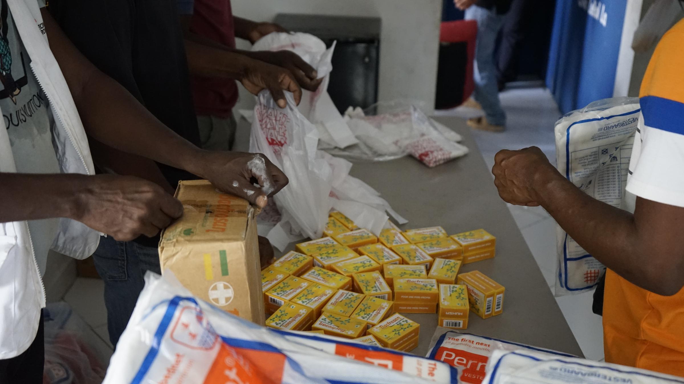 Les équipes MSF distribuent du savon et des moustiquaires dans un camp de personnes déplacées à l'intérieur du pays (PDI) à Port-au-Prince, en Haïti, où vivent 550 personnes.