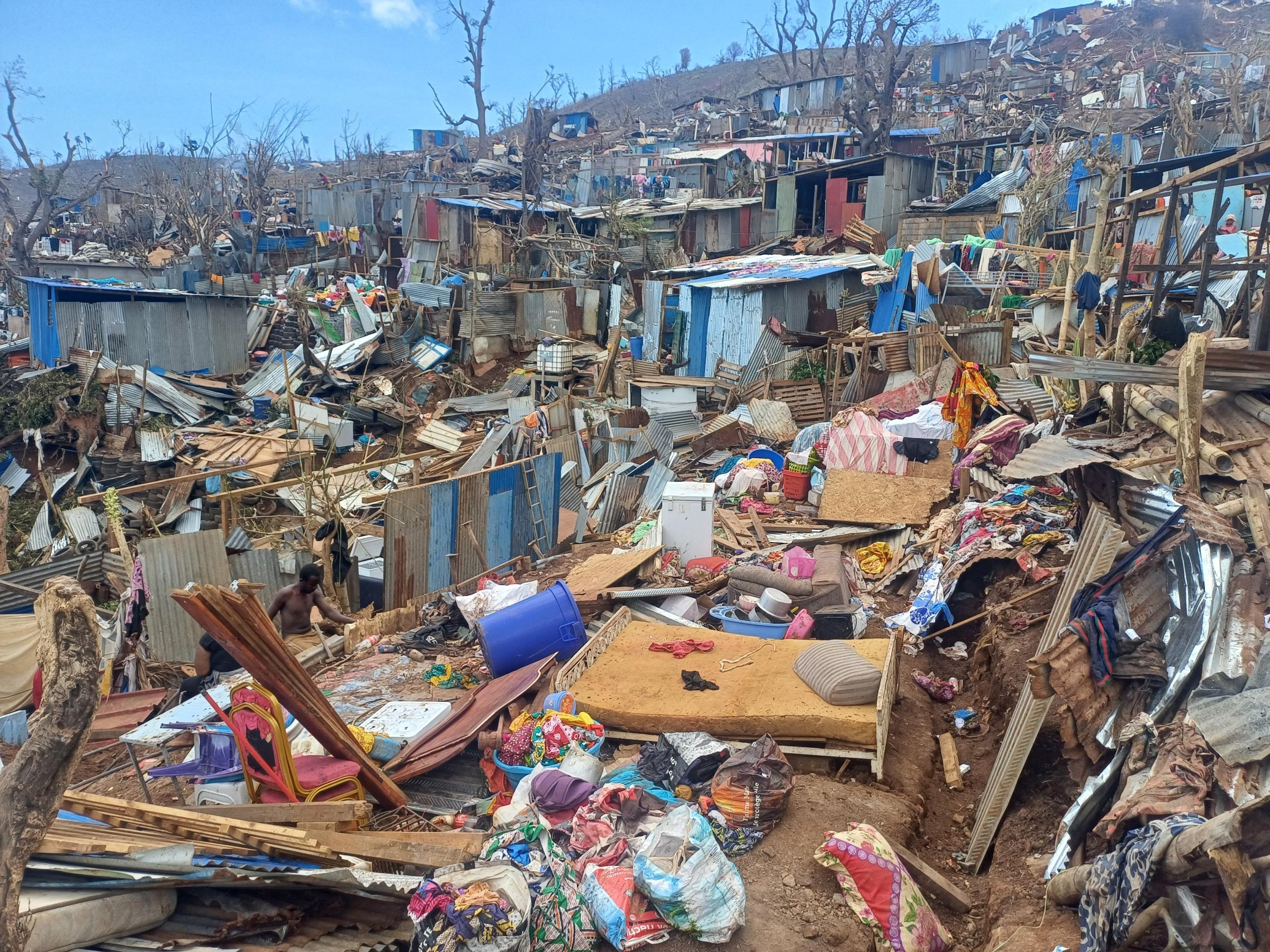 Suite au passage du cyclone Chido à Mayotte, en France, le 14 décembre 2024, les dégâts dans l'archipel sont considérables, comme ici dans le bidonville de Kaweni.