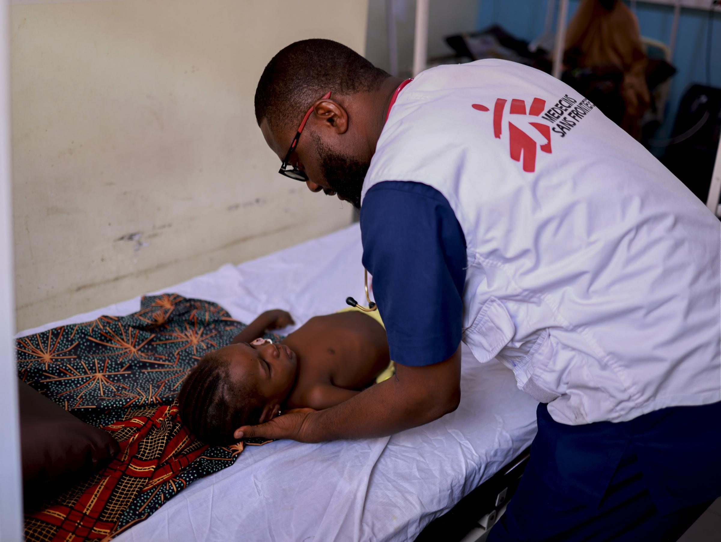 Le Dr Firima a placé Rukayya, une patiente admise pour paludisme grave au centre de soins de santé primaires de Gwange, soutenu par MSF à Maiduguri, dans le nord-est du Nigéria, pour lui prodiguer des soins médicaux.