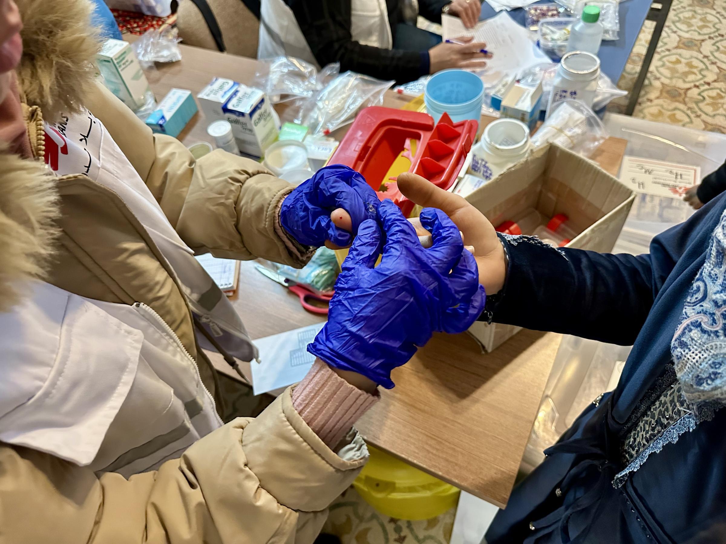 Une infirmière MSF prélève un échantillon de sang sur un patient à la clinique MSF du centre de Jaber, à Hébron, en Cisjordanie.