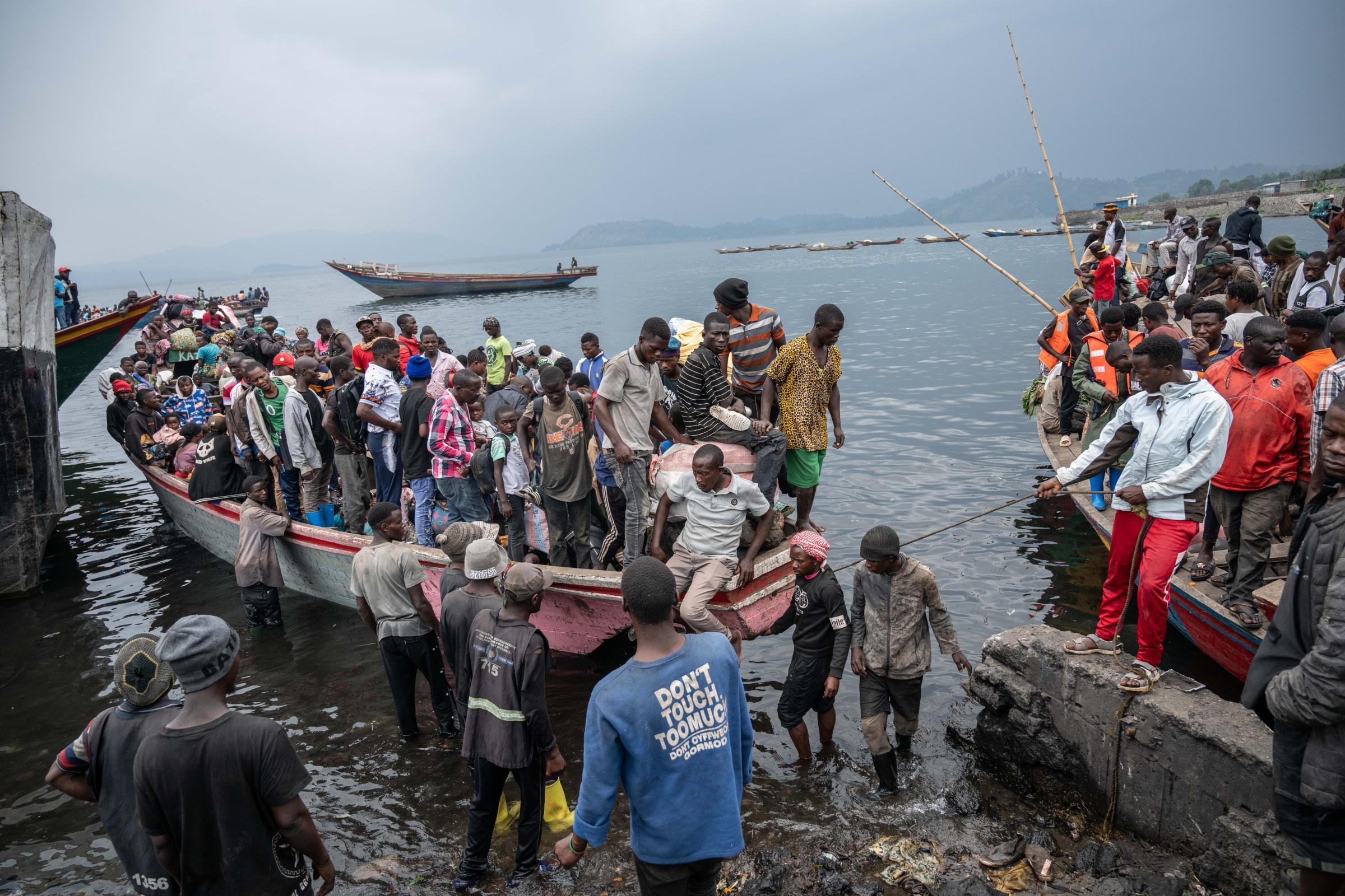 Des personnes arrivent au port de Kituku à Goma. Elles fuient les combats en cours au Nord et au Sud-Kivu.