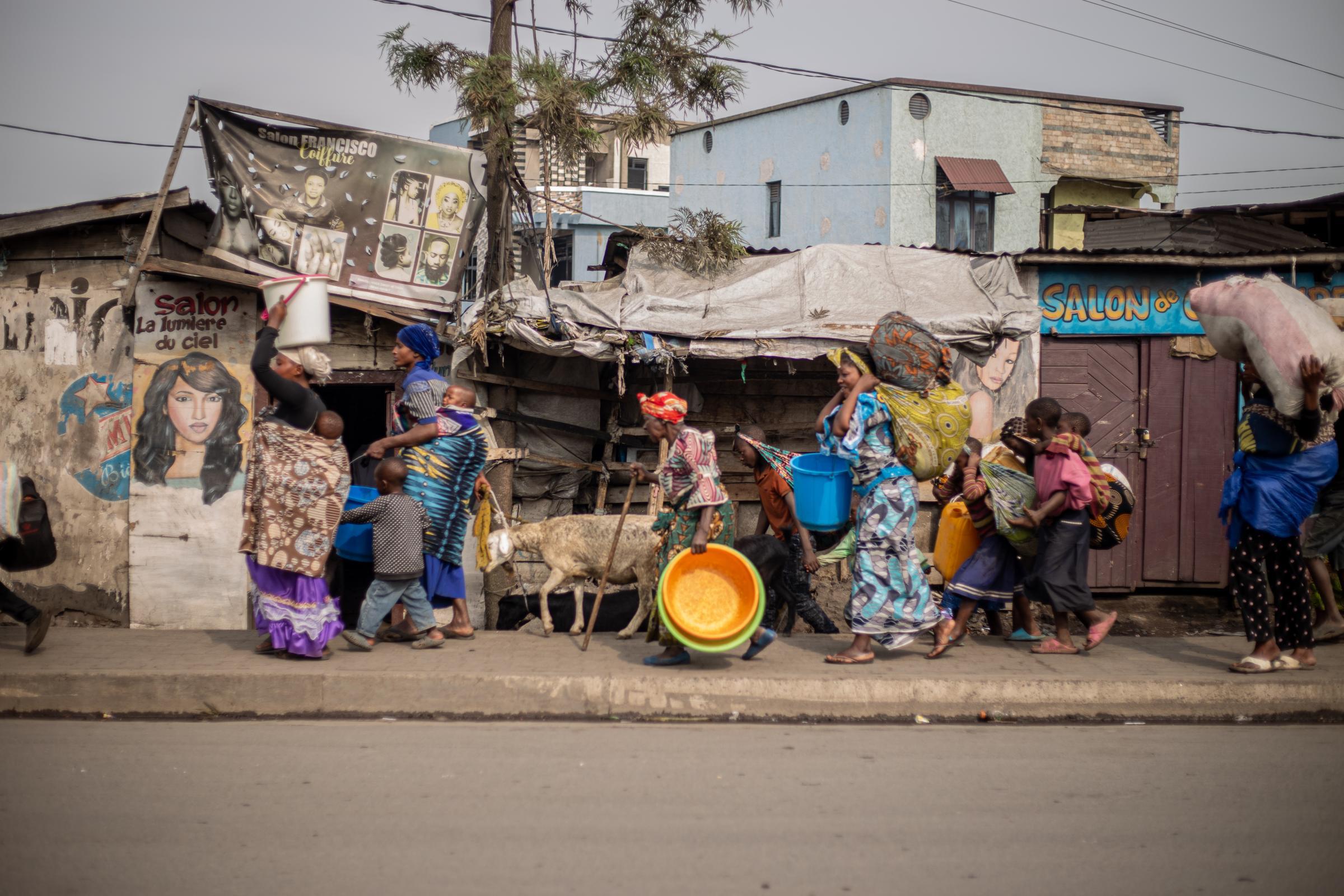 Des habitants de Kibati, Kihisi et Buhene, villages situés autour de Goma, arrivent au centre-ville de Goma après avoir fui les affrontements armés.