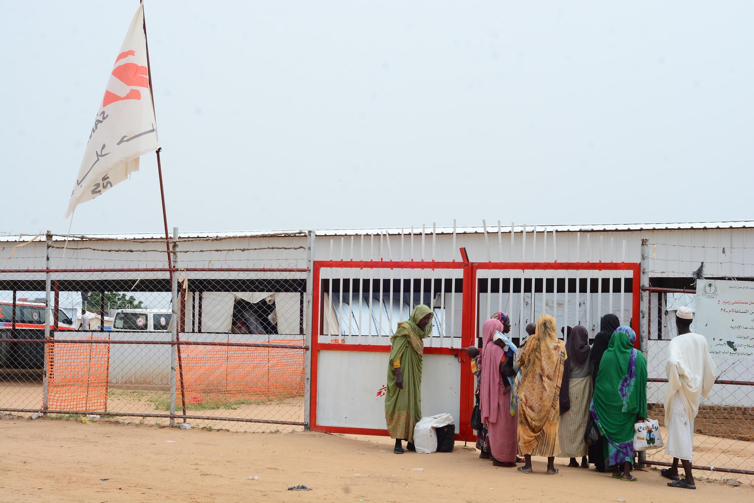 La salle d'urgence de la clinique MSF du camp de Zamzam, au Darfour Nord, où sont traités les cas de traumatismes et d'autres problèmes urgents.