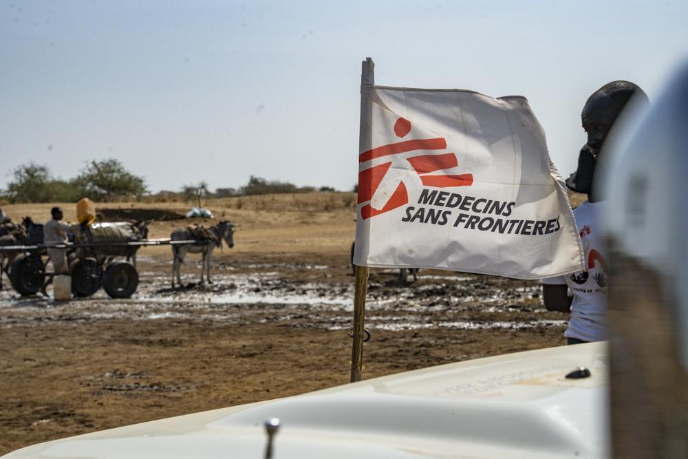 Un véhicule MSF se déplace avec du personnel à Atam, où résident des milliers de personnes déplacées du Soudan.