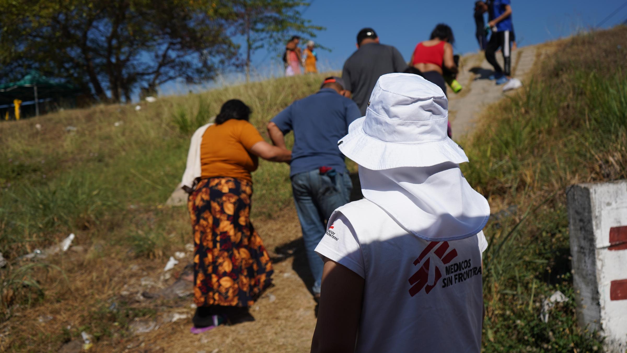 Les migrants tentent de traverser le territoire mexicain en train ou à pied, en caravanes, notamment dans l'État du Chiapas, pour demander des soins et chercher protection contre la violence. Ici, on voit des migrants dans la ville de Huixtla, où MSF a mis en place une clinique mobile.