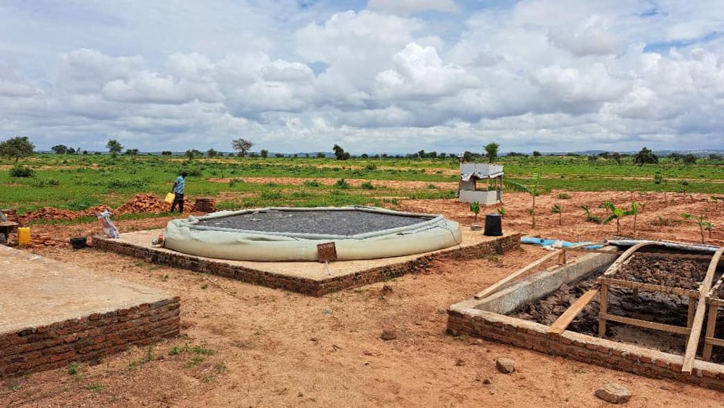 Vue de la « poop factory » du camp d'Aboutengue : Une solution durable pour la santé communautaire.