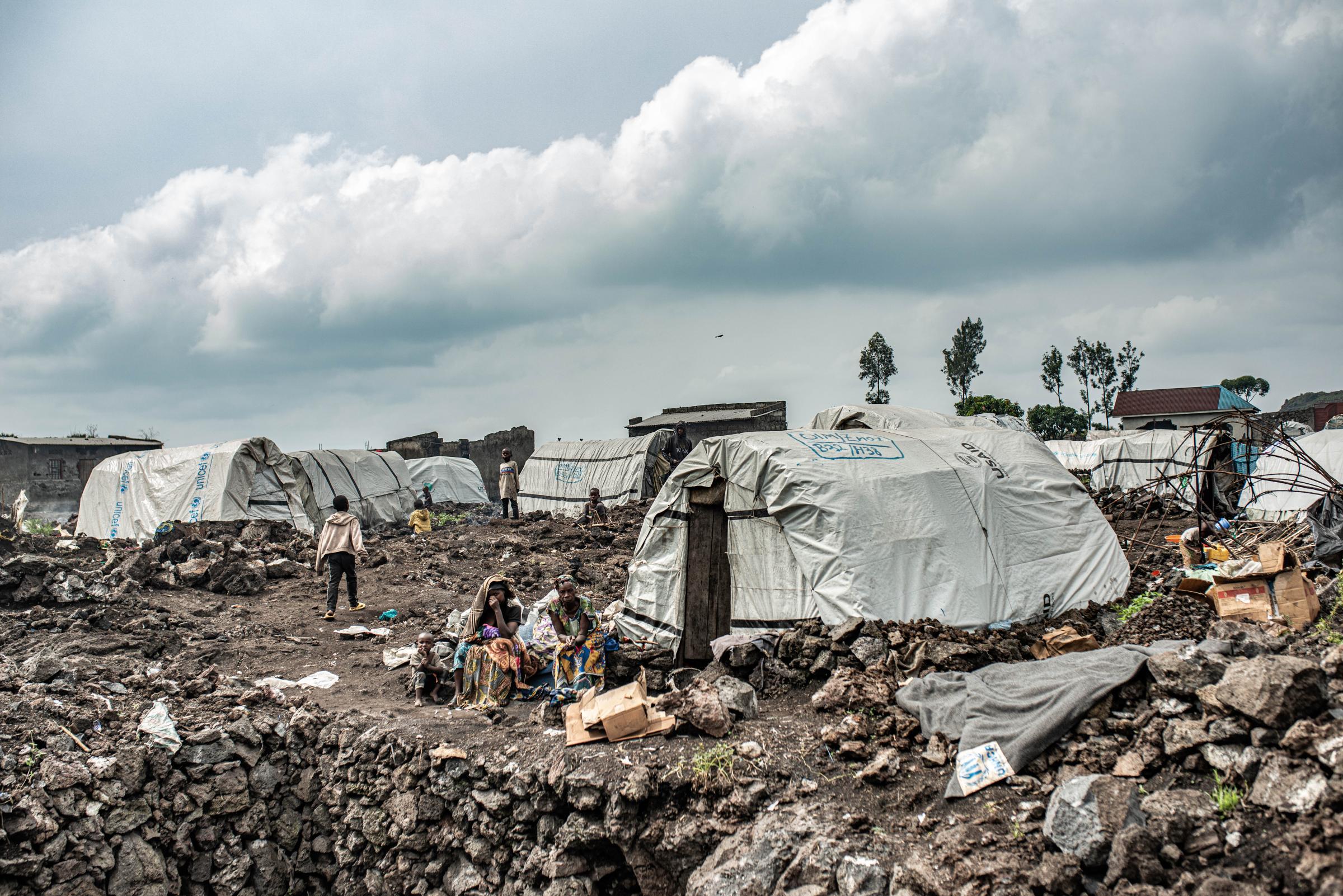 De nombreux déplacés internes du camp de Bulengo, situé à côté de Goma, quittent le camp, tandis que d'autres restent, parfois trop effrayés pour prendre la route.