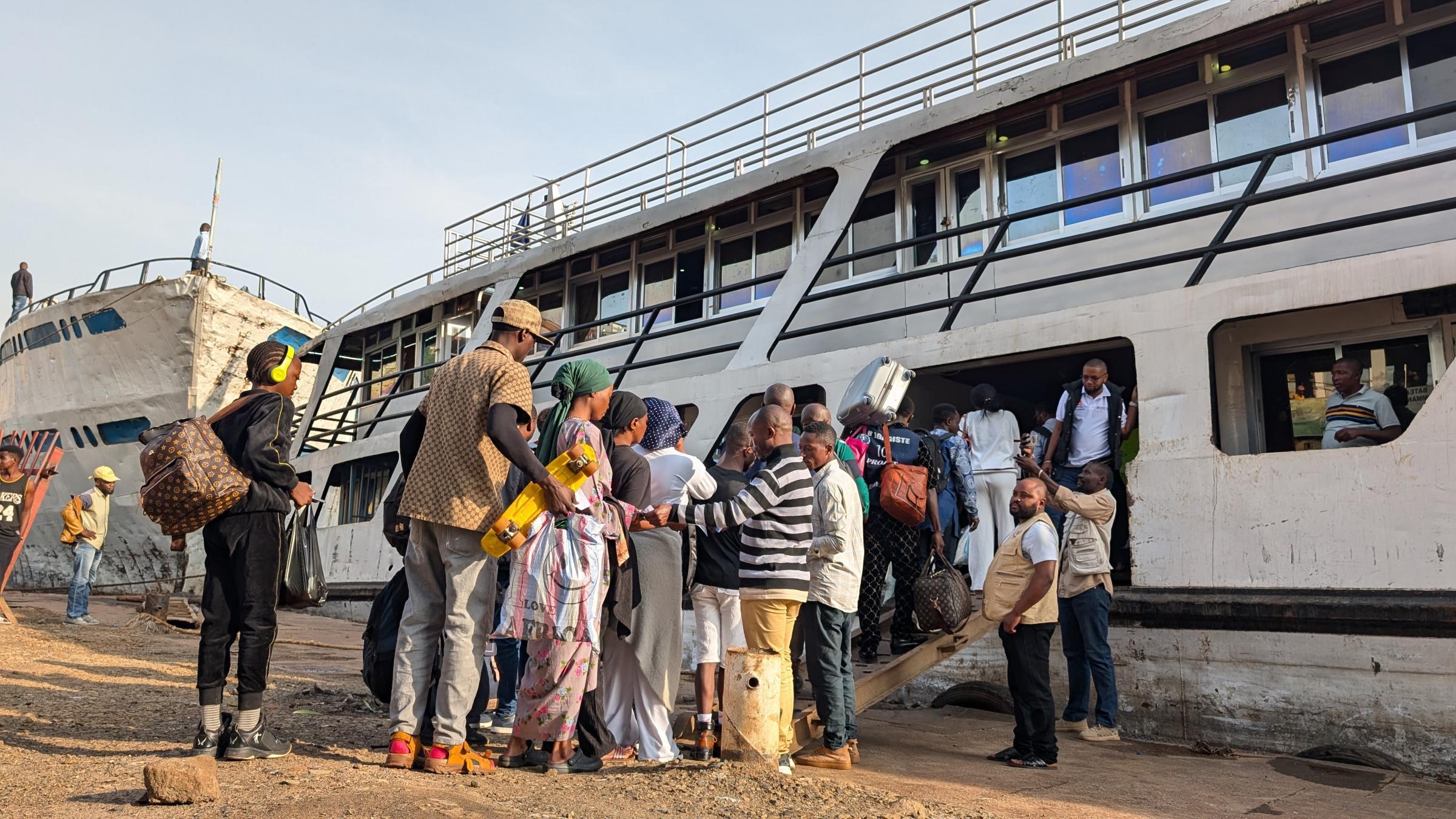 Des gens montent à bord d'un bateau au port de Bukavu, capitale de la province du Sud-Kivu, à l'est de la République démocratique du Congo. 