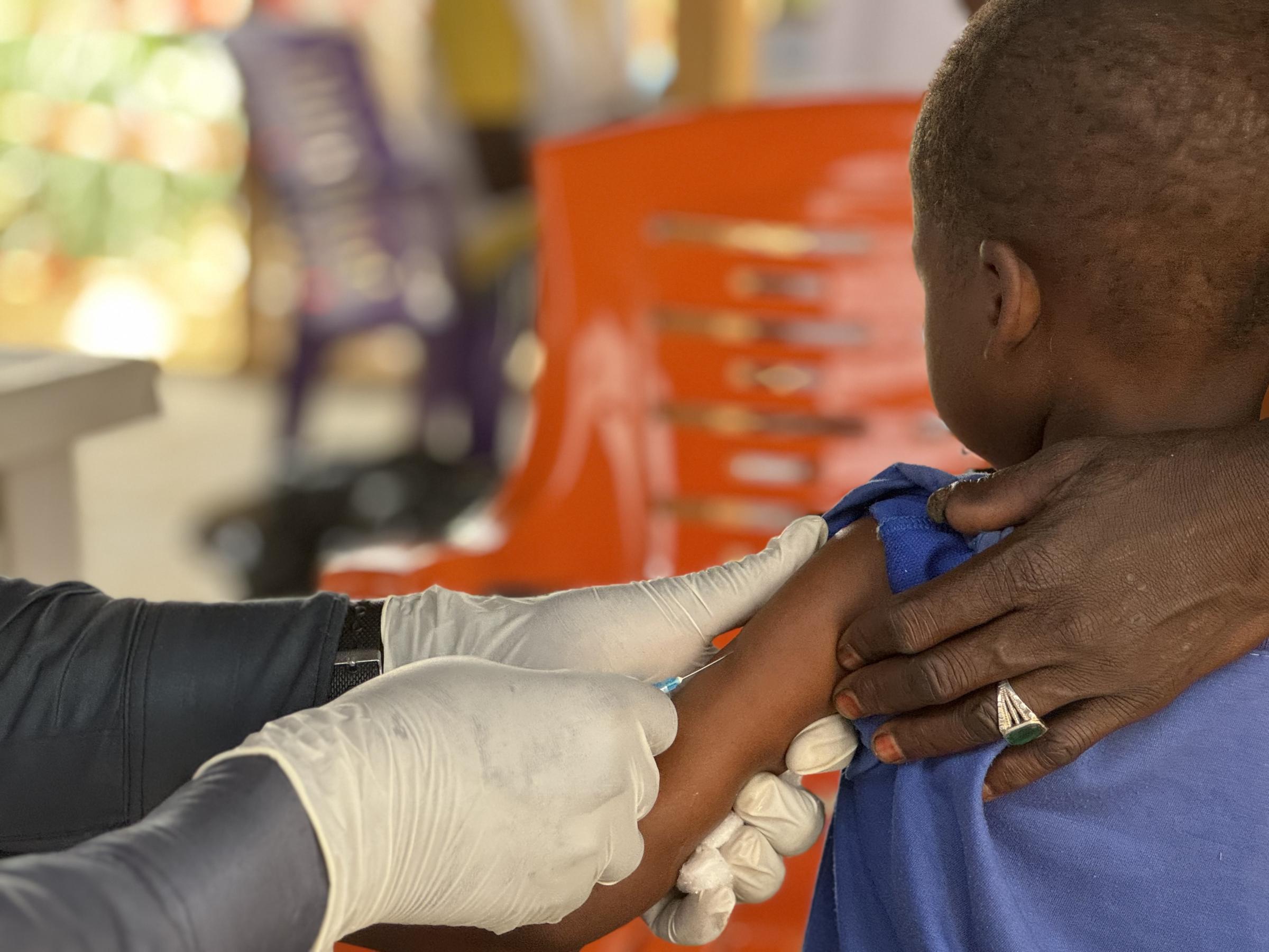 Vaccination contre la rougeole à Adré