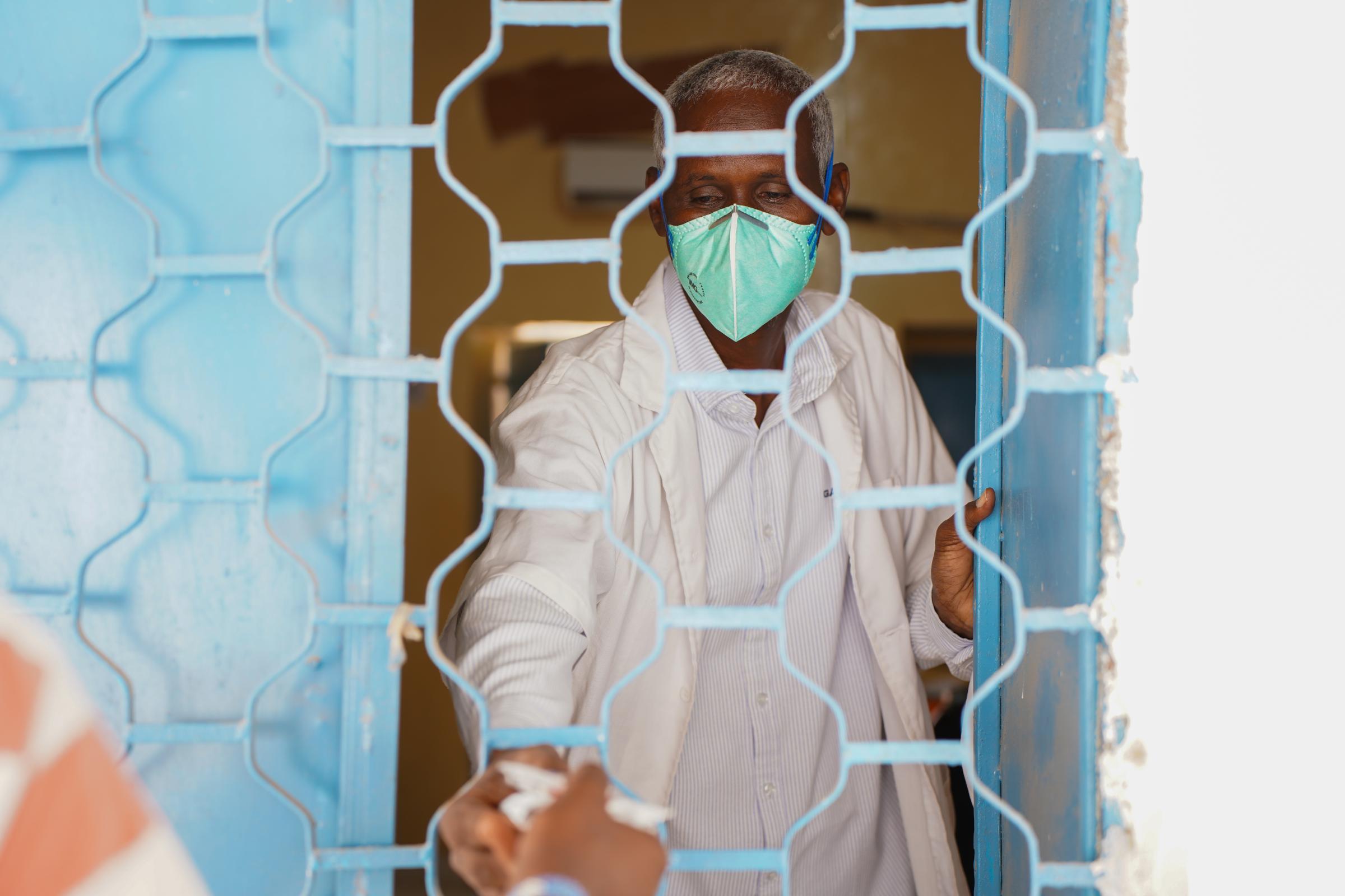 Mahad Sofe, assistant de dispensaire travaillant à l'hôpital de lutte contre la tuberculose soutenu par MSF à Galkayo Nord, remet des médicaments à un patient tuberculeux venu recevoir sa dose quotidienne.