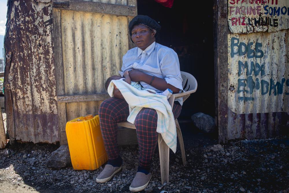 Géralda Désir, résidente de Cité Soleil depuis 26 ans et mère de six enfants, dont un bébé de moins de trois mois, partage les difficultés de la vie dans la région | Haïti 2024 © Quentin Bruno Vanbergen/MSF