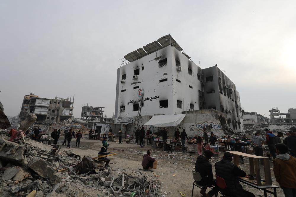 L'hôpital Kamal Adwan, dans la ville de Gaza, a été gravement endommagé. Les trois principaux hôpitaux du nord : Kamal Adwan, Al Awda et l'hôpital indonésien, étaient assiégés entre octobre 2024 et le cessez-le-feu, et ont été le théâtre d'attaques incessantes qui ont en grande partie détruit les installations.