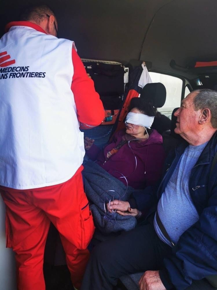 Une ambulance de MSF a transféré une femme de l'hôpital de Dobropillia vers un hôpital de Dnipro.