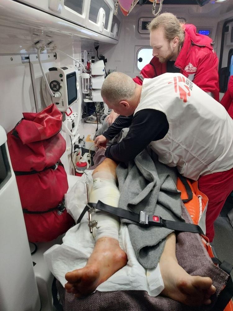 Une équipe d'ambulances MSF transporte un jeune homme de l'hôpital de Dobropillia vers un hôpital de Dnipro. En rentrant chez lui le soir, il a été témoin d'un bombardement et a couru secourir les blessés. Cependant, un autre bombardement a éclaté et il a également été blessé.