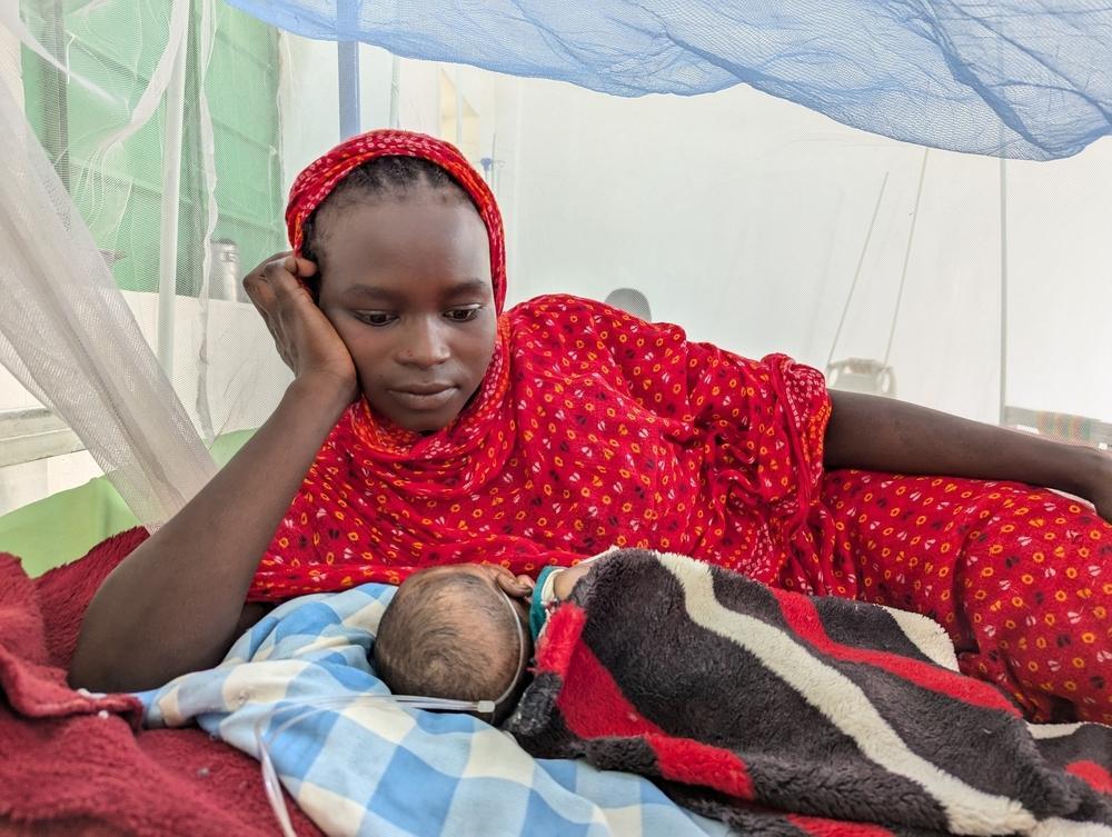 Fatna Abdllah, 20 ans, se repose aux soins intensifs avec son bébé d'un mois, admis pour une toux et recevant des médicaments et de l'oxygène. 