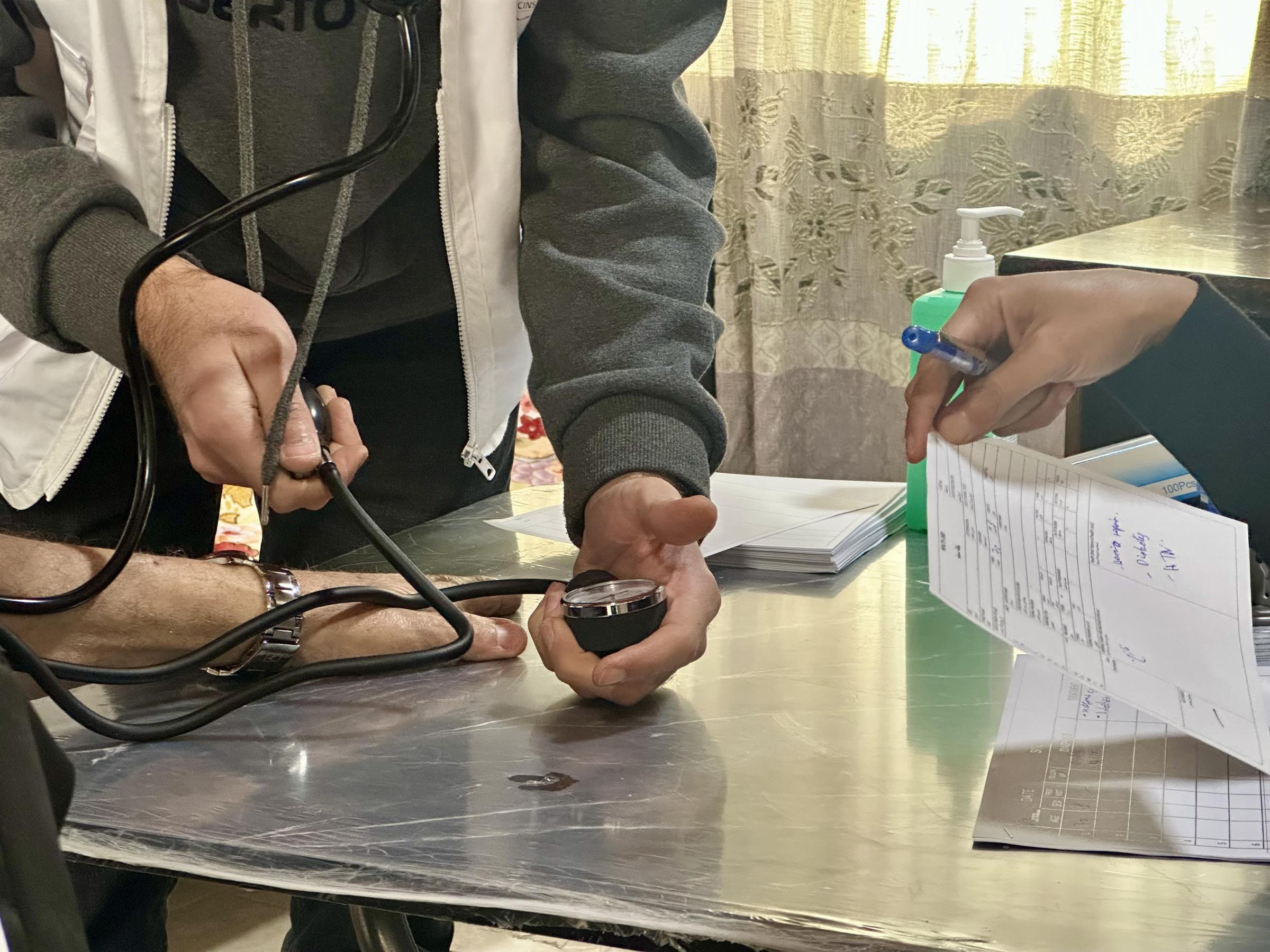 Des équipes MSF fournissent des consultations de soins de santé primaires aux réfugiés palestiniens déplacés de force à Jénine, au nord de la Cisjordanie, en Palestine.