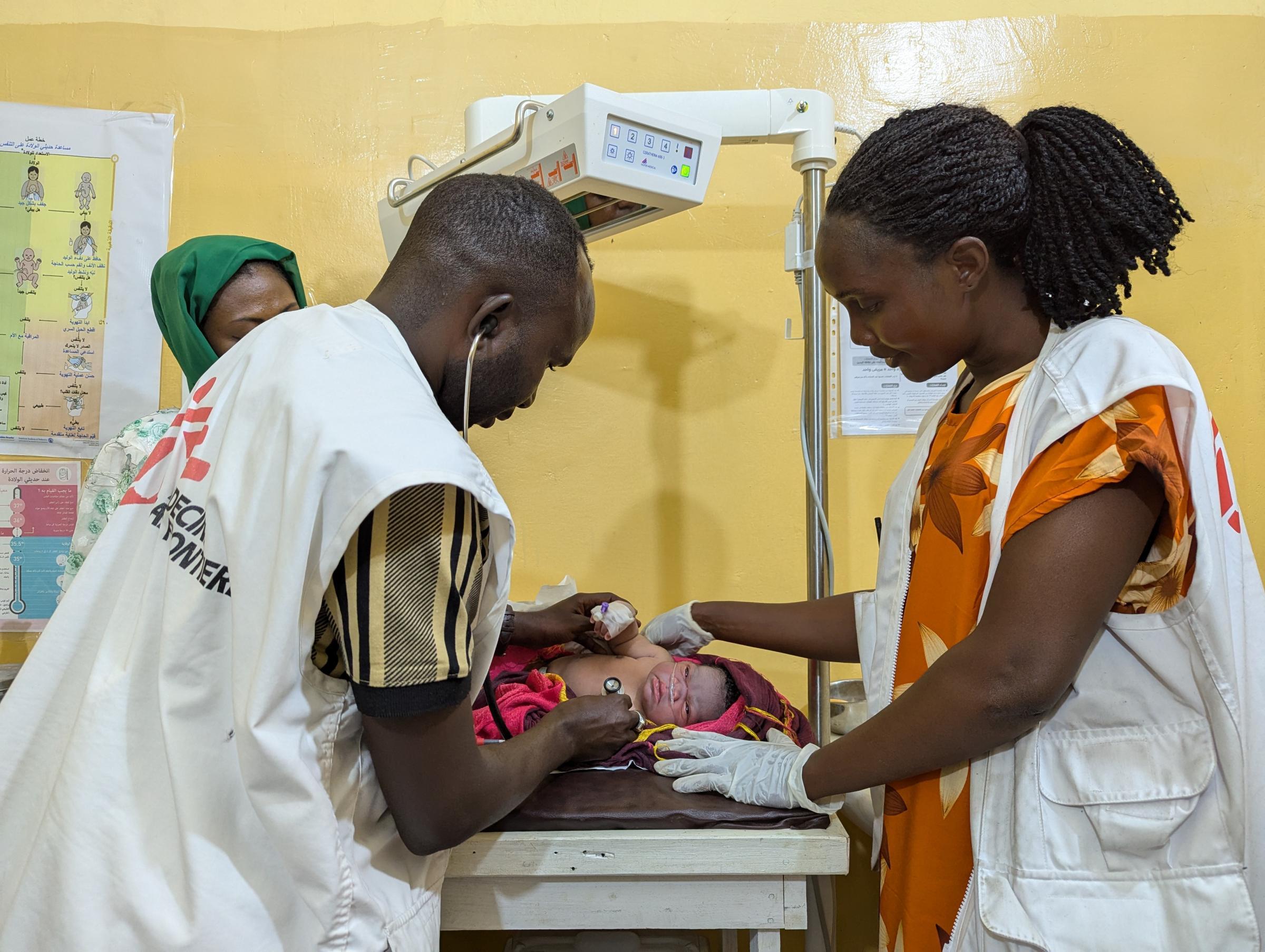 Osanatu Sento Bangura, responsable de l'activité sage-femme chez MSF, examine un nouveau-né quelques minutes après sa naissance en salle d'accouchement. 