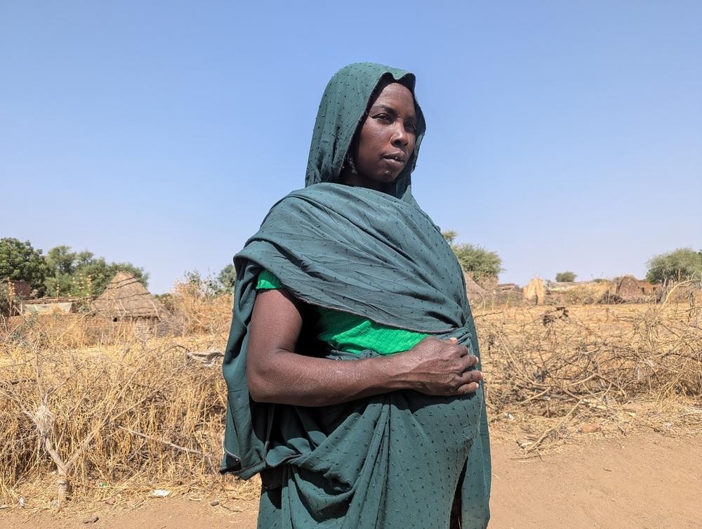 Halima Ishaq Osman, 38 ans, est enceinte de son cinquième enfant. Après une heure de voyage à dos d'âne sous le soleil, elle est arrivée à la clinique mobile MSF de Romalia, au Darfour-Ouest. 