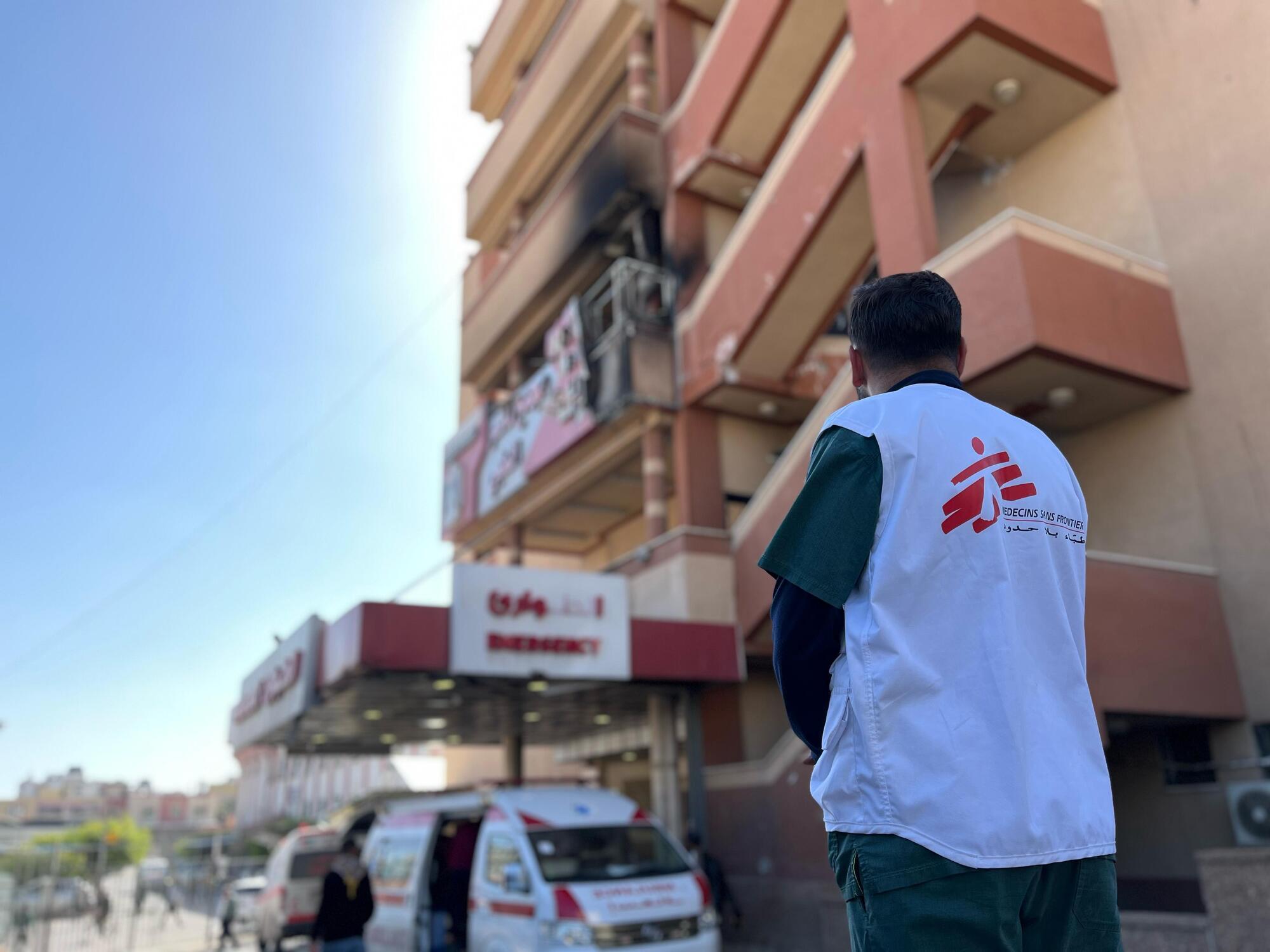 Le personnel de MSF devant l'hôpital Nasser à Gaza après une frappe israélienne le 23 mars 2025. © MSF