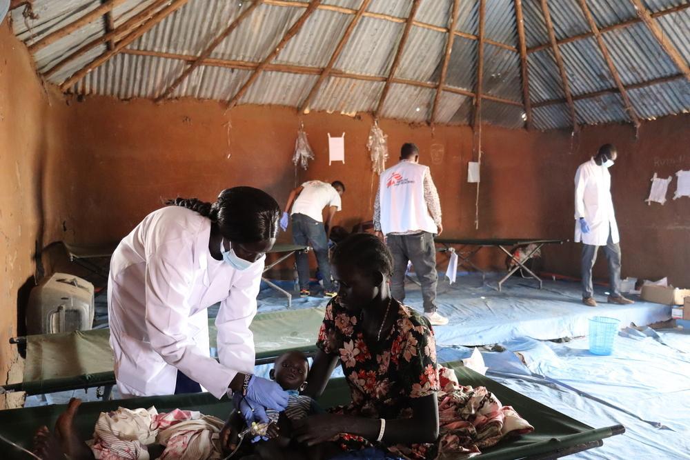 Des familles sud-soudanaises déplacées par le conflit traversent l'Éthiopie à la recherche d'un refuge et de soins. Dans le CTU de MSF, elles reçoivent du Plumpy'Nut pour leurs enfants après un dépistage de la malnutrition, Burebeiye, Gambella, Éthiopie. © Metasebia Teshome/MSF