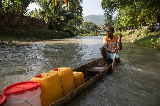 Jean Mario Niclis est pêcheur et père de cinq enfants. Il vit à l'embouchure de la rivière Baradères. Grâce à un nouveau silo de distribution d'eau mis en place par Médecins Sans Frontières, M. Niclis peut désormais avoir accès à de l'eau potable.  Haïti, 2021 © Pierre Michel Jean | K2D