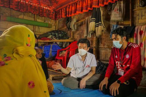Les promoteurs de santé invitent généralement plusieurs familles à une session, afin de les sensibiliser à l'importance de se faire soigner dans les camps de réfugiés de Cox's Bazar. Bangladesh, 2022© Elizabeth Costa/MSF