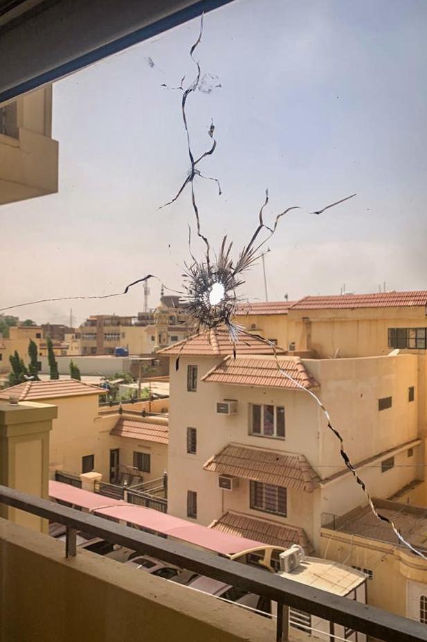 Trou de balle dans les locaux de MSF à Khartoum, au Soudan.