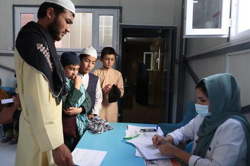 Zarghona, infirmière assistante de MSF, documente les informations initiales d'un patient au triage pédiatrique de l'hôpital régional de Mazar-i-Sharif. Afghanista, 2024 © Jinane Saad/MSF