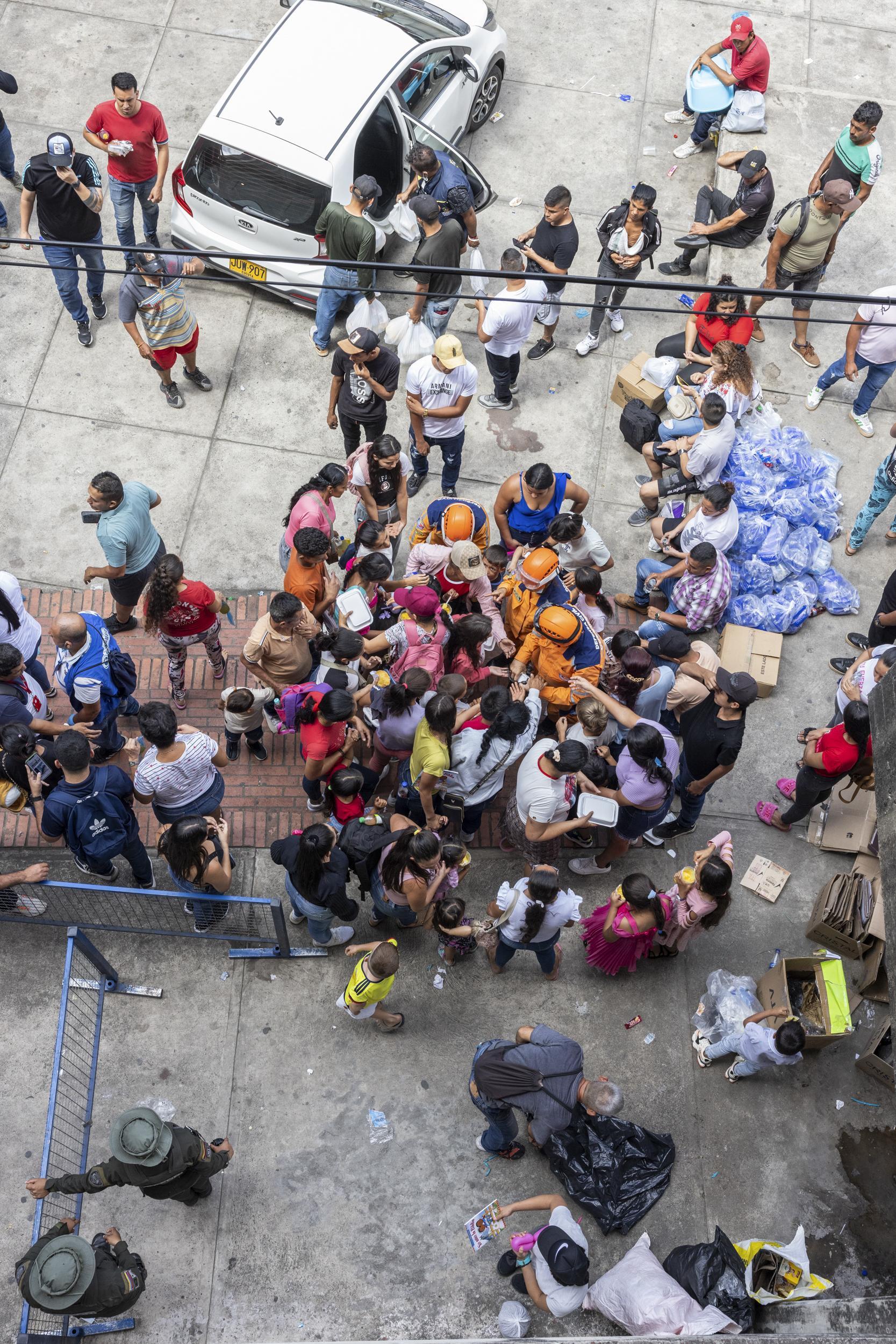 Sur l'image, des personnes font la queue lors d'une distribution de secours à Cúcuta, près du stade General Santander.