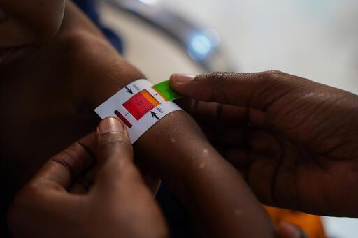 Personnel MSF expliquant à une mère comment donner à son bébé un supplément nutritif prêt à l'emploi, dans le centre de proximité décentralisé géré par MSF près du camp d'Elbet-I, à Baidoa, en Somalie. © Bishar Mayow/MSF