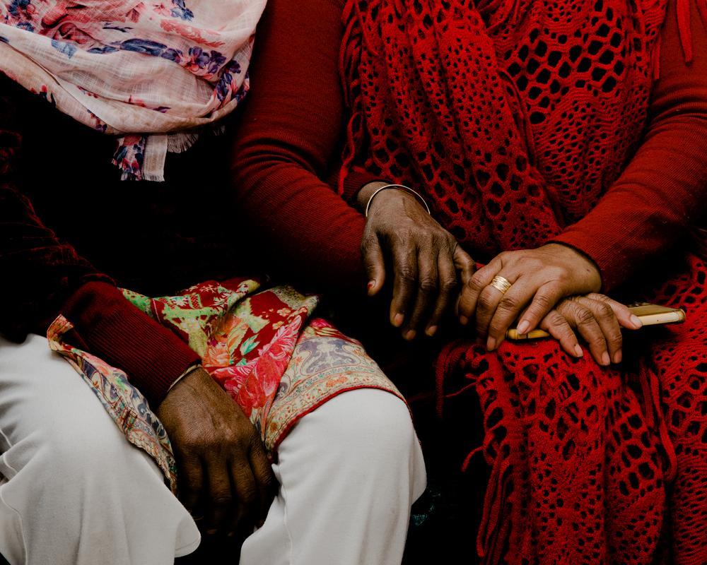 Ahmet* et Nasima* dans leur maison de Mar Elias, à Beyrouth. Ils ont tous deux émigré du Bangladesh au Liban pour gagner leur vie.