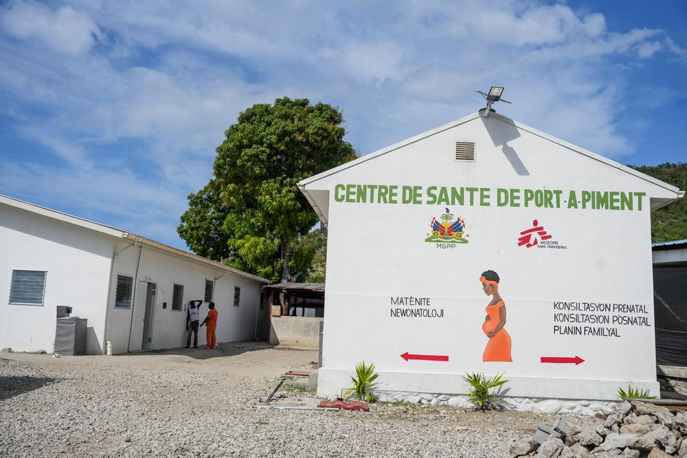 Vue de l'entrée principale du centre de santé de Port-à-Piment, géré par MSF en collaboration avec le ministère haïtien de la Santé.