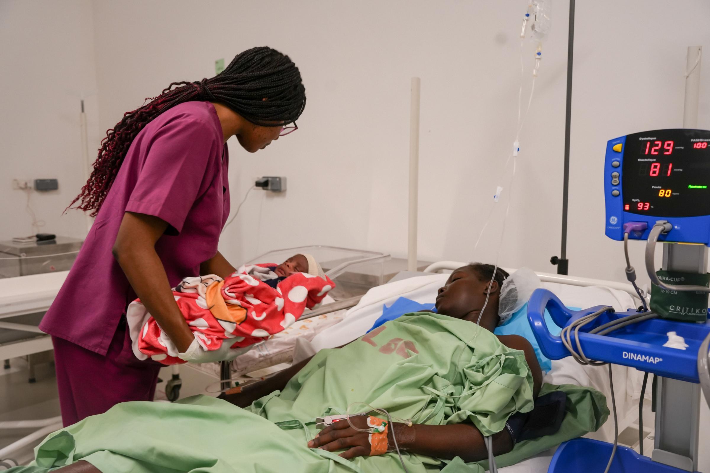 Une infirmière remet délicatement un nouveau-né à sa mère, qui venait de subir une césarienne une heure plus tôt en raison d'une pré-éclampsie sévère.