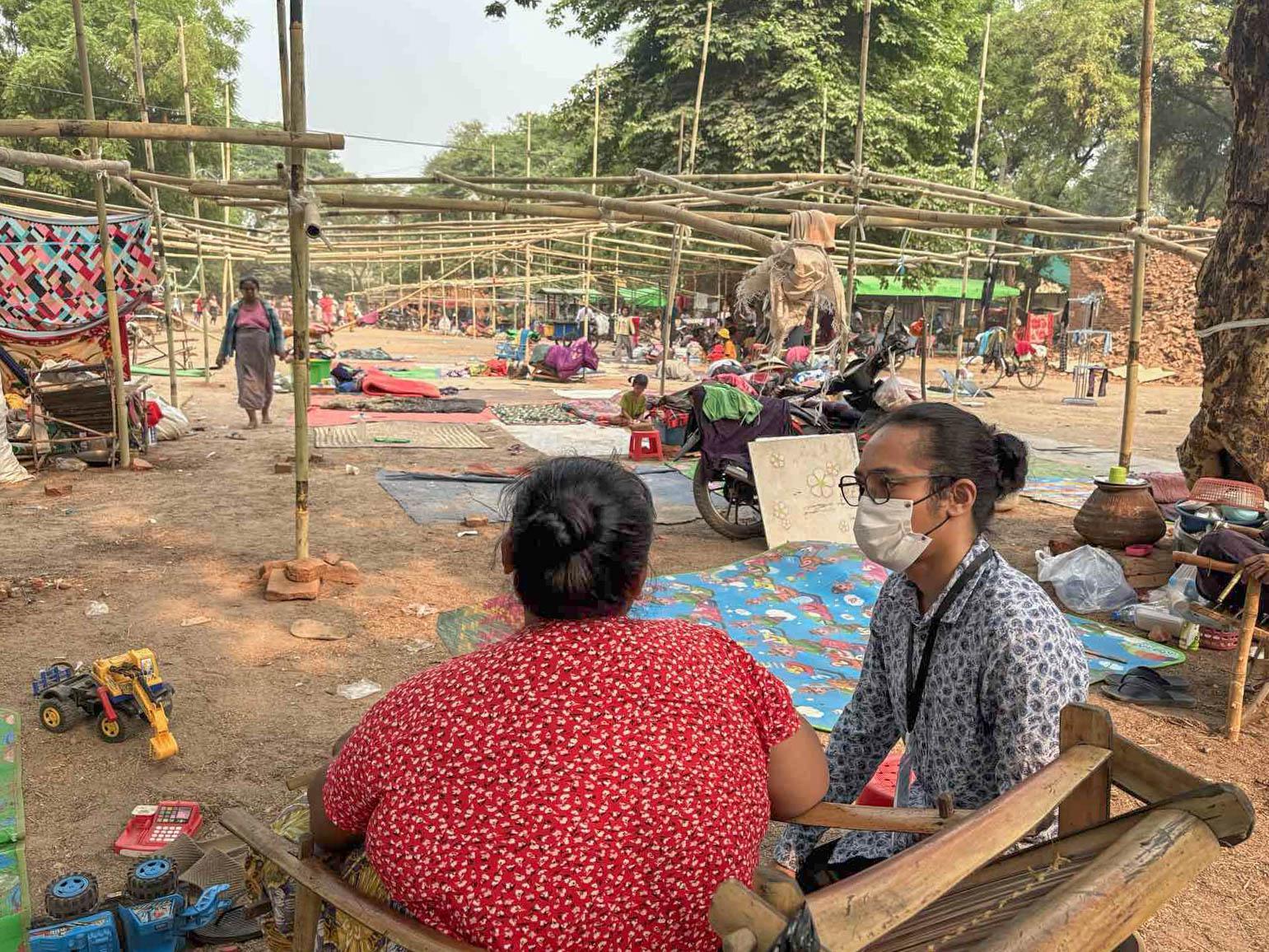 Les volontaires ont fourni des premiers soins psychologiques aux bénéficiaires dans les cliniques mobiles et dans le camp temporaire, dans le canton de Chan Mya Thar Si, à Mandalay. © MSF