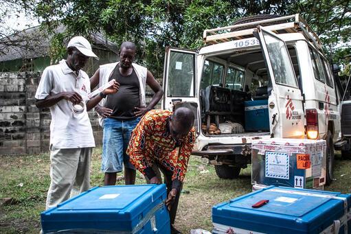 André Keli et Stallone Deke, logisticien et chauffeur MSF à Kisangani, s'assurent de l'emballage final des vaccins avant qu'ils ne soient chargés pour être expédiés à Bondo, Bas-Uélé. Base MSF à Kisangani. RDC, 2021 © Pacom Bagula/MSF