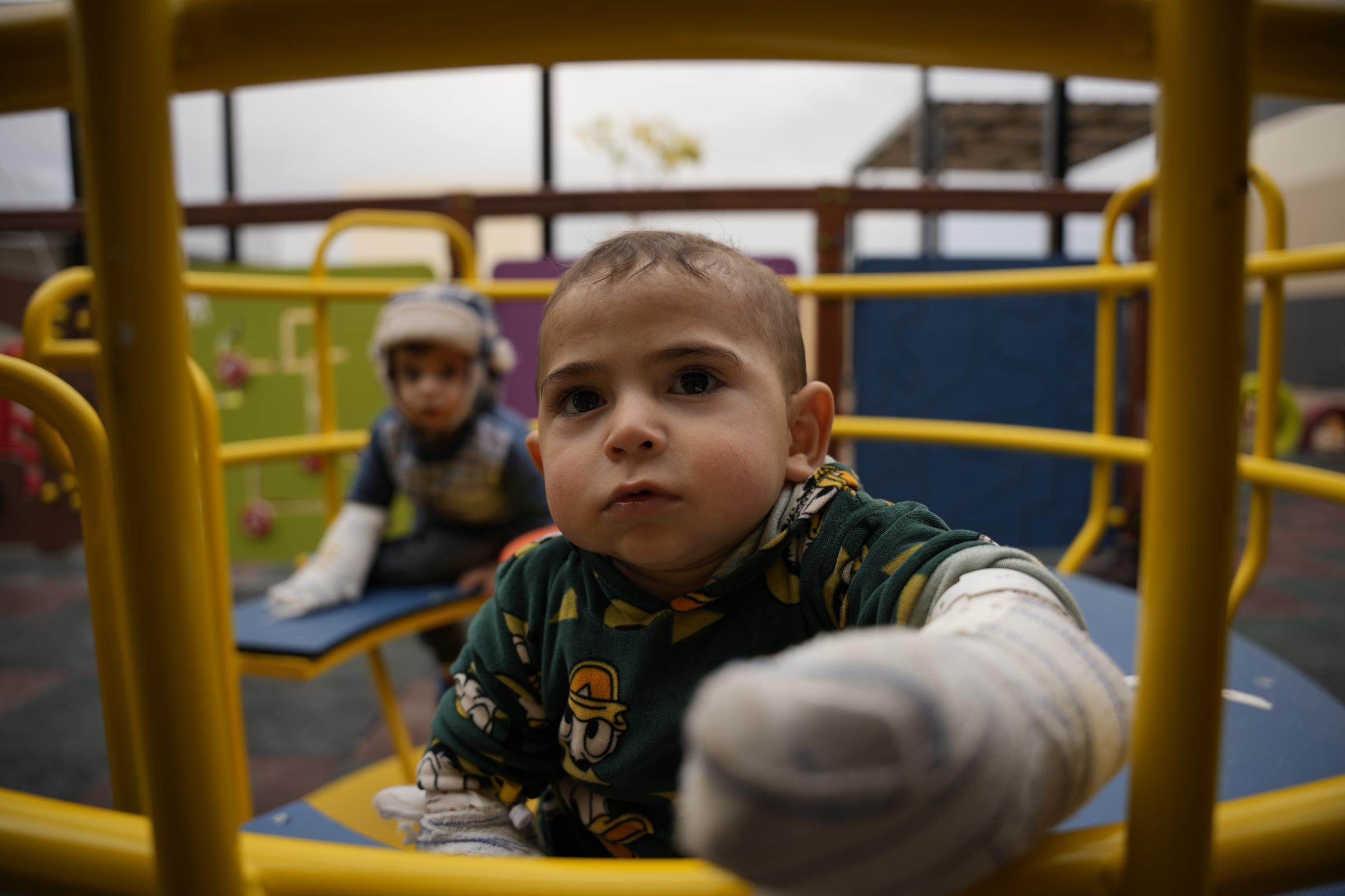 De jeunes patients brûlés jouent dans la zone de loisirs de l'hôpital MSF à Atmeh, dans le nord-ouest de la Syrie.