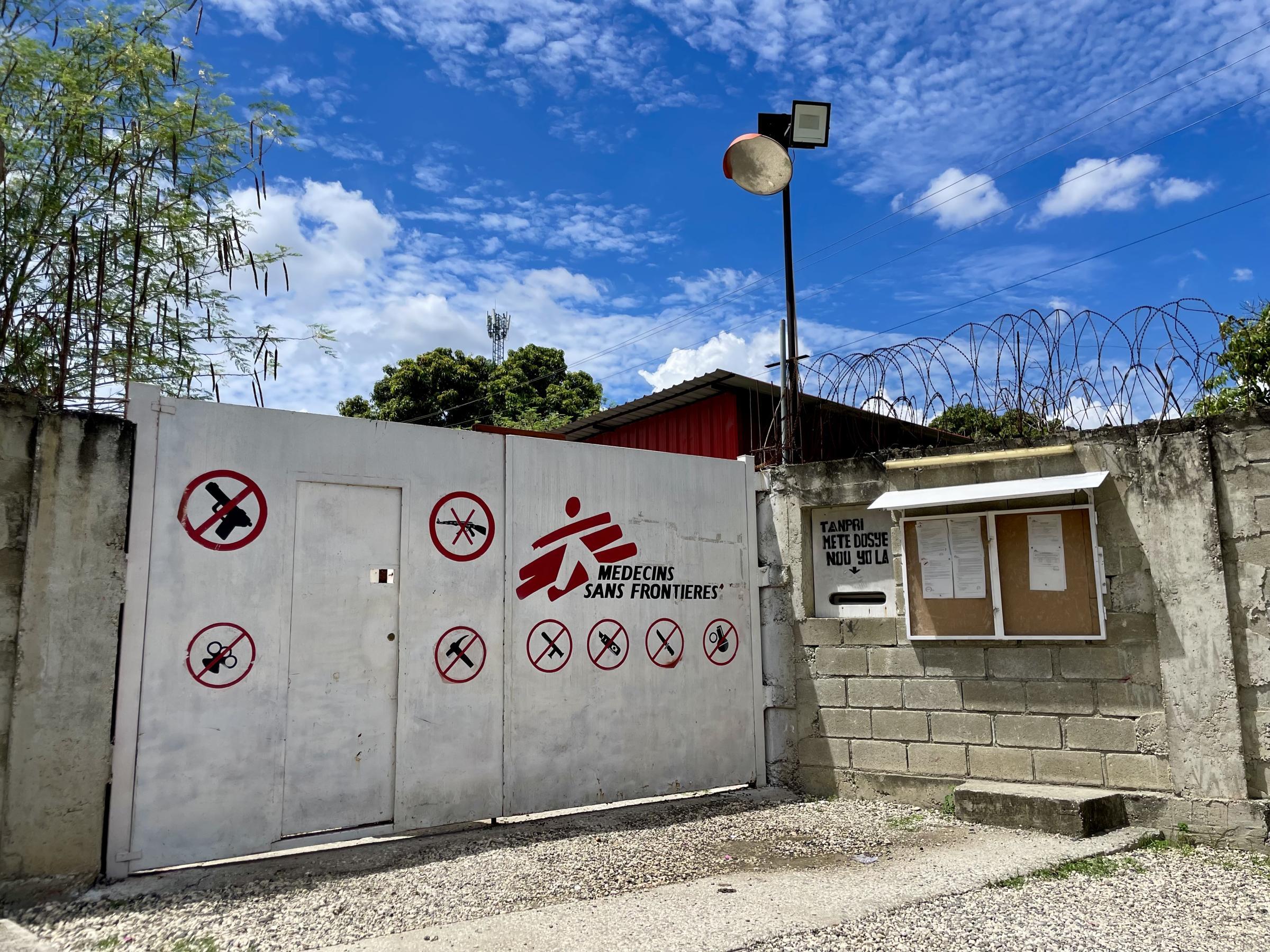 L'une des entrées de l'hôpital de traumatologie MSF Tabarre à Port-au-Prince.