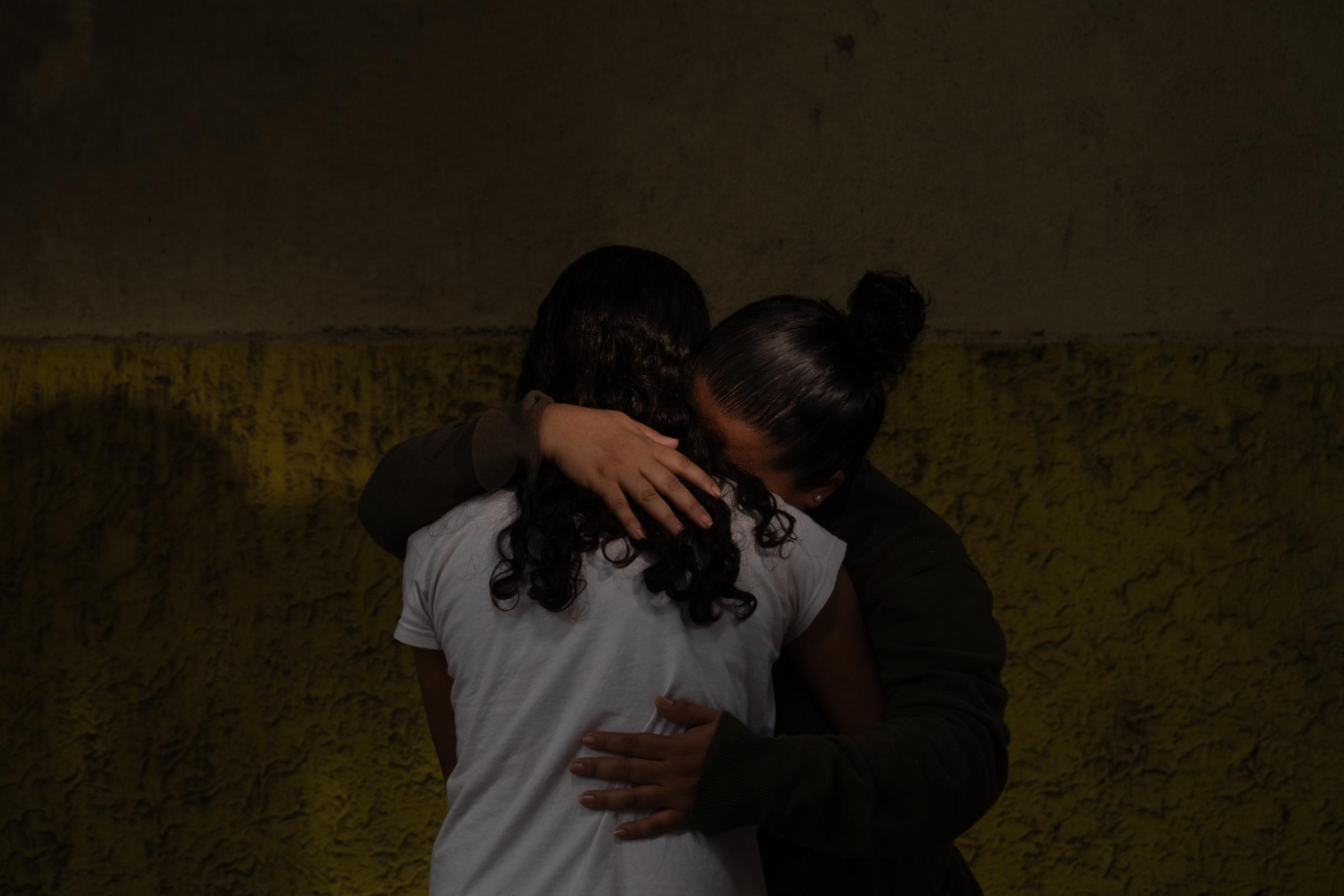 Une Vénézuélienne, qui raconte avoir été violée par un groupe d'hommes après avoir traversé le Darien Gap, au Panama, serre sa fille dans ses bras au Centre de soins complets (CAI) géré par MSF à Mexico.