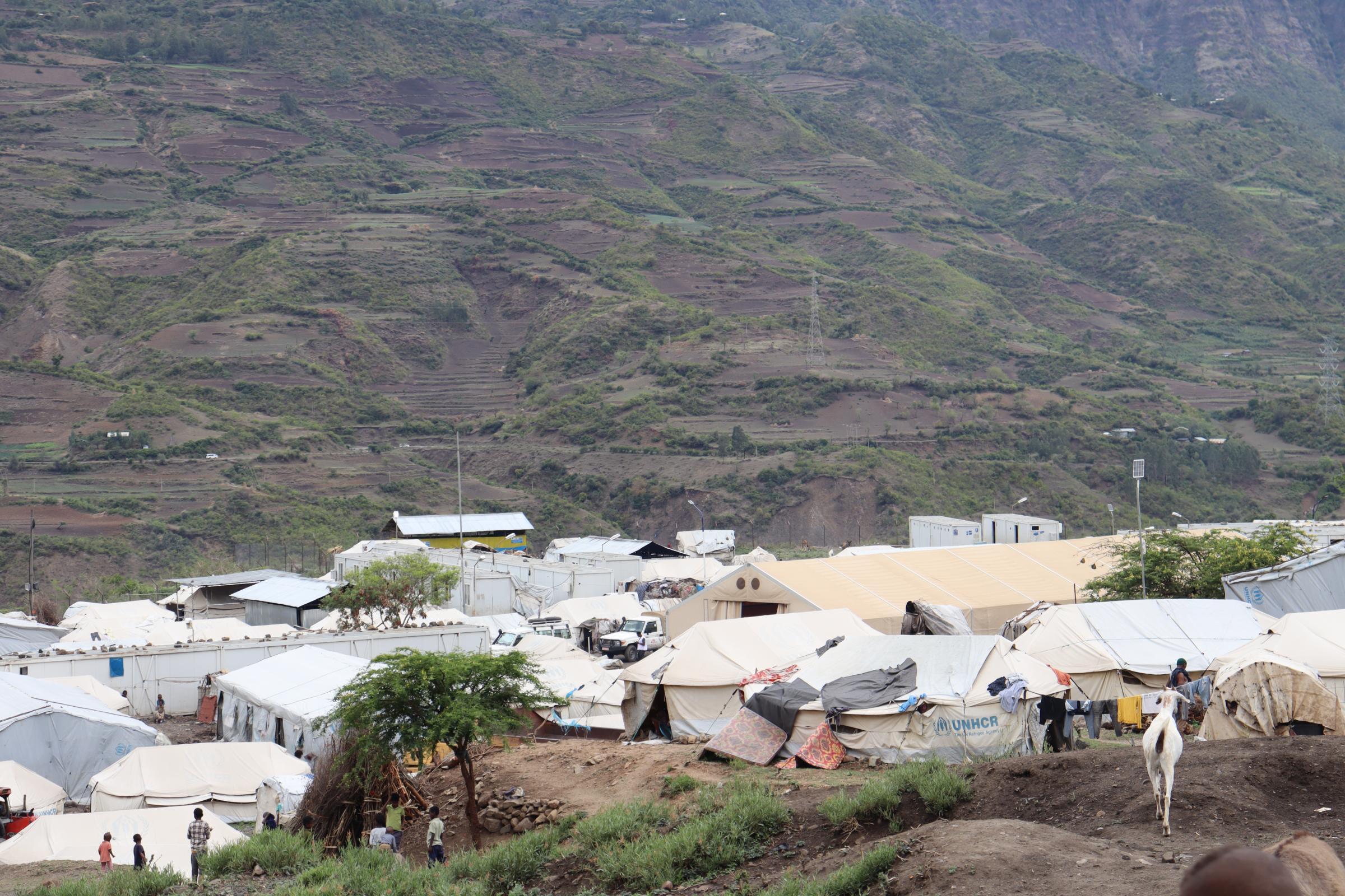 Le camp de déplacés de Jari 2 est situé le long d'une route montagneuse et rocailleuse, rendant l'accès difficile.
