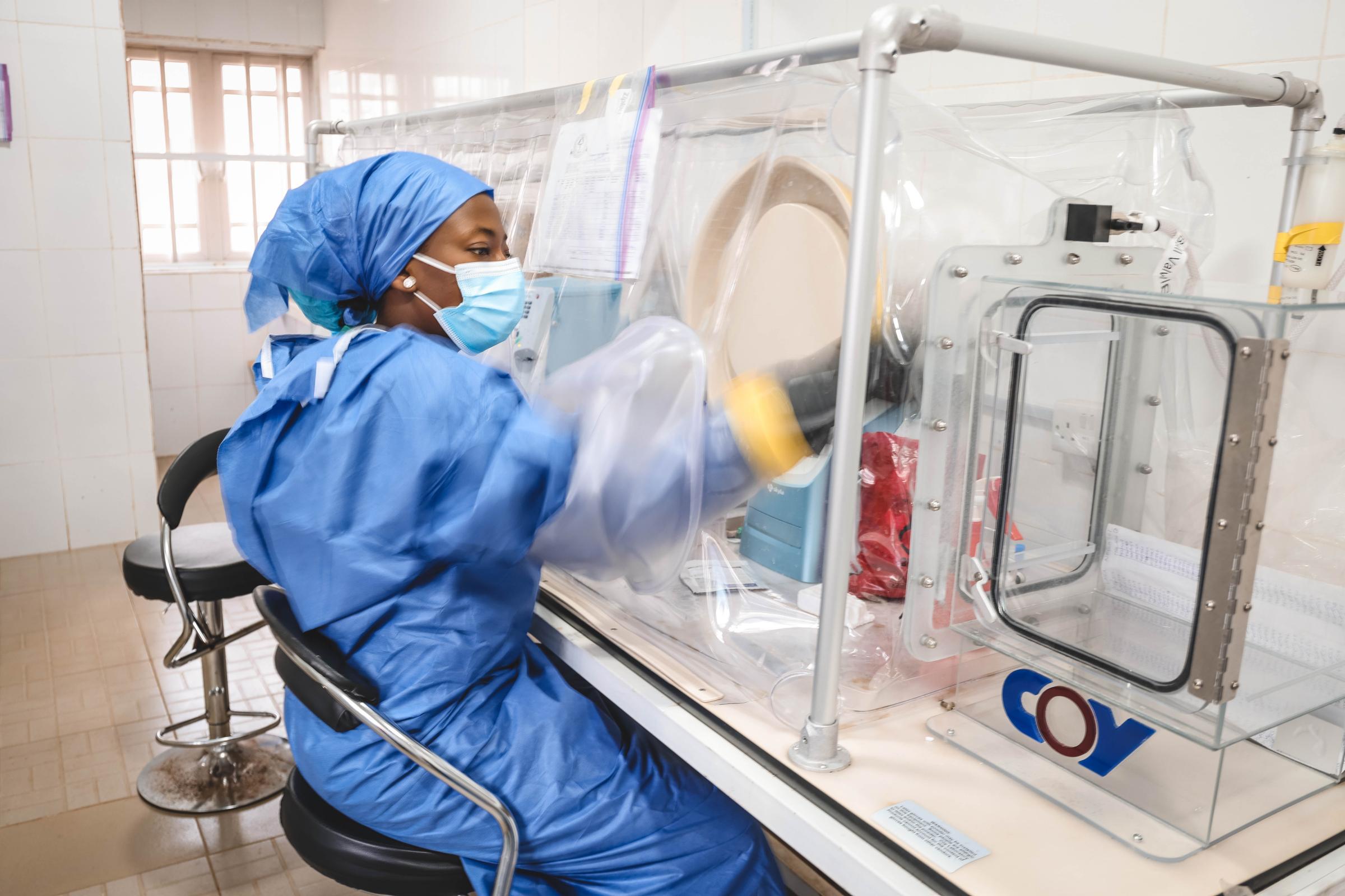 Chima Chinda, 32 ans, scientifique de laboratoire de MSF, travaille sur un échantillon de sang d'un cas suspect de fièvre de Lassa à l'unité de virologie du Federal Teaching Hospital d'Abakaliki, capitale de l'État d'Ebonyi. Nigéria, mars 2023© Abba Adamu Musa/MSF